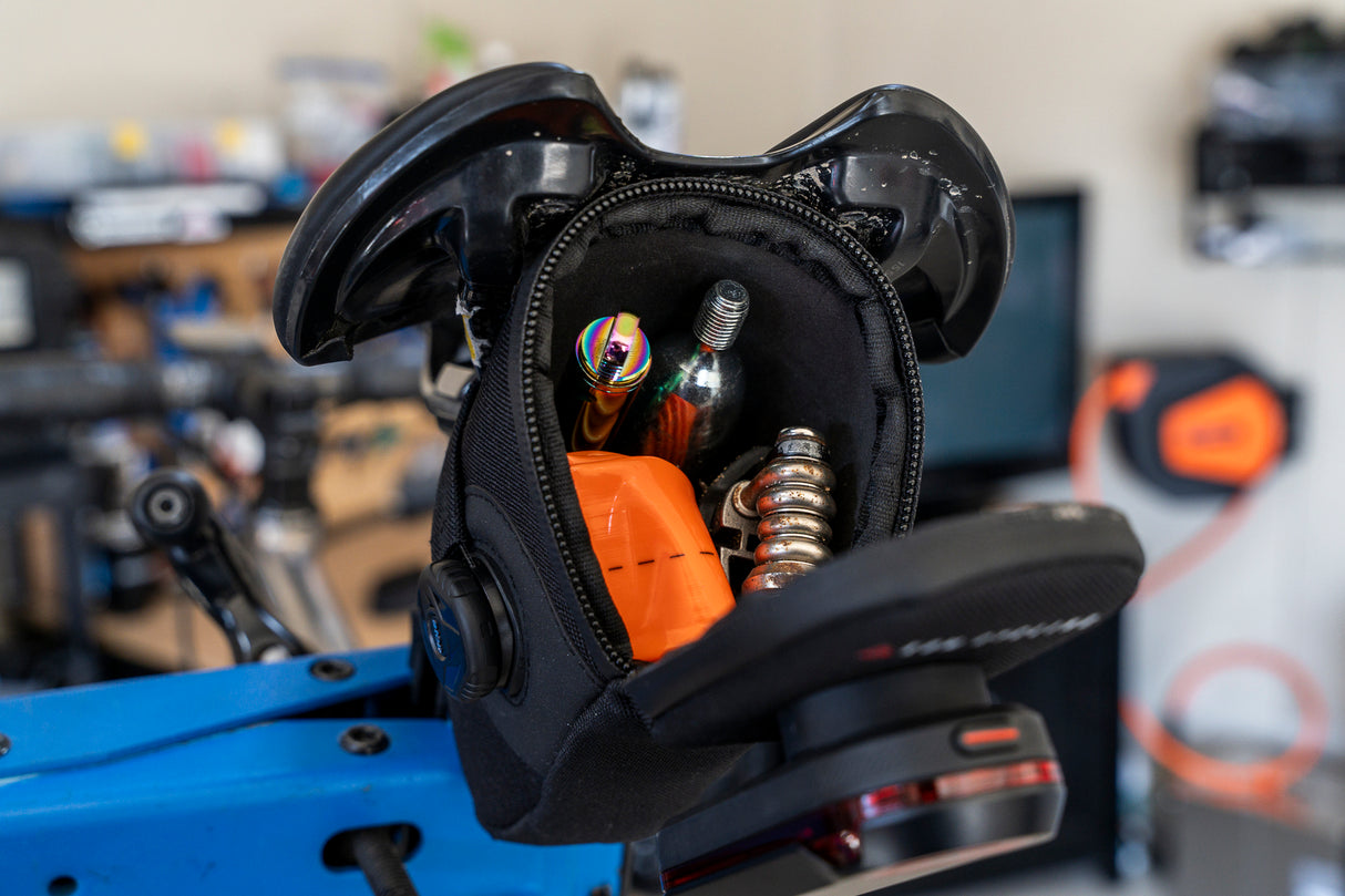 KOM Saddle Bag with ATOP Dial and Disc for Varia (Small)