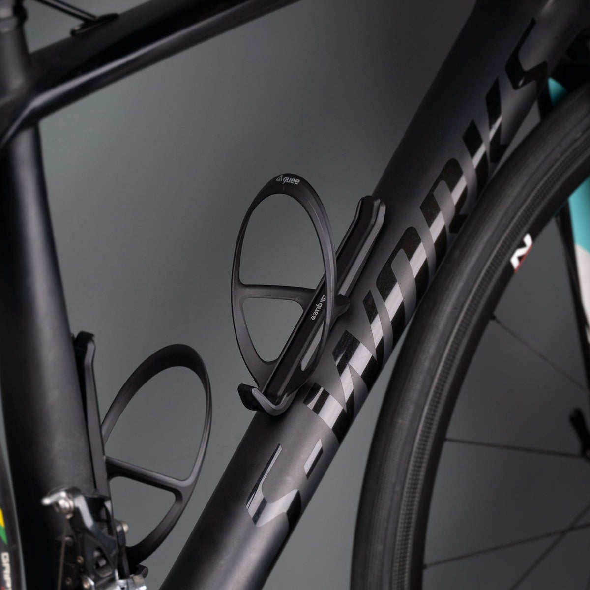 Guee Qing+ Bottle Cage w/ Tyre Lever