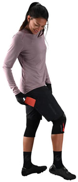 TLD 24.1 Womens LILIUM SHORT SHELL - BLACK SIDE FACING MODEL