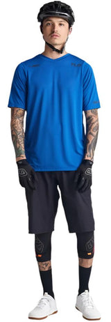 TROY LEE DESIGNS 24.1 SKYLINE AIR SS JERSEY MONO TRUE - BLUE FRONT FACING MODEL