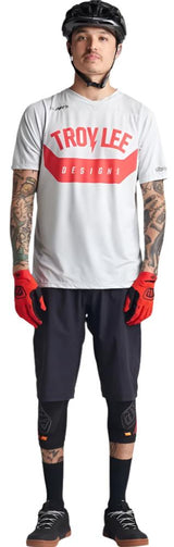 TROY LEE DESIGNS 24.1 SKYLINE AIR SS JERSEY AIRCORE - CEMENT FRONT FACING MODEL