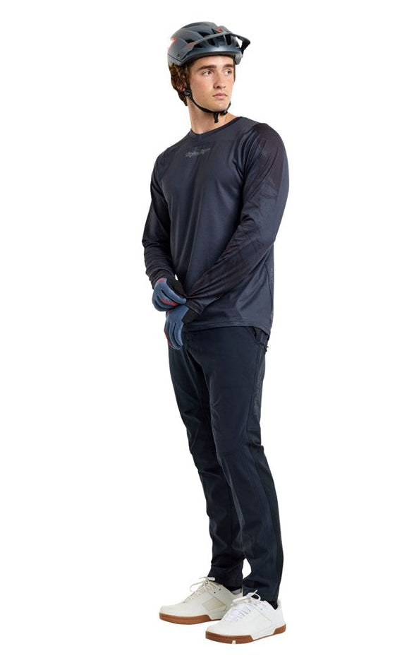 Troy Lee Designs Skyline Chill Jersey 25.2 Rockslide Obsidian SIDE-FRONT FACING MODEL