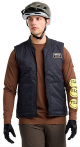 Troy Lee Designs RUCKUS RIDE VEST MONO CARBON FRONT FACING MODEL