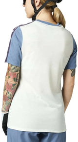 Fox WOMENS RANGER DR SS JERSEY - Cloud Grey Side Front BACK FACING MODEL LEFT