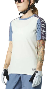 Fox WOMENS RANGER DR SS JERSEY - Cloud Grey Side Front FACING MODEL