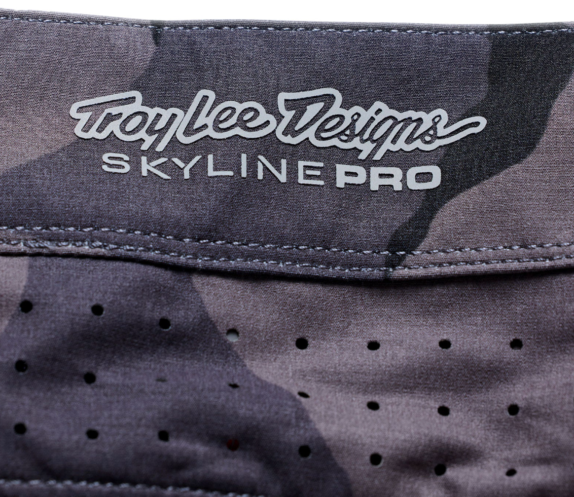 Troy Lee Designs Skyline Pro Short BN3TH Liner Flow Camo Carbon DETAILS