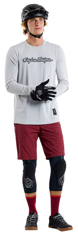Troy Lee Designs SKYLINE TRAIL SHORT SHELL MONO OXBLOOD FRONT FACING MODEL