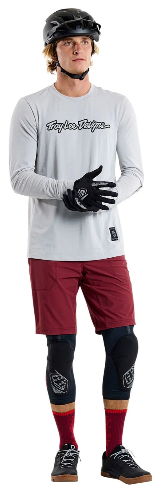 Troy Lee Designs SKYLINE TRAIL SHORT w/liner MONO OXBLOOD FRONT FACING MODEL