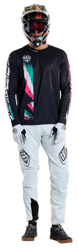 Troy Lee Designs SPRINT JERSEY FULL PULL BLACK FRONT FACING MODEL